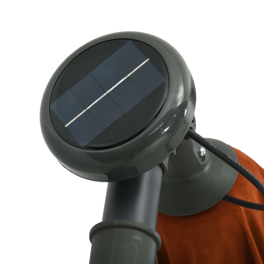 Aurinkovarjo LED-valoilla ja teräspylväällä terrakotta - Sisustajankoti.fi